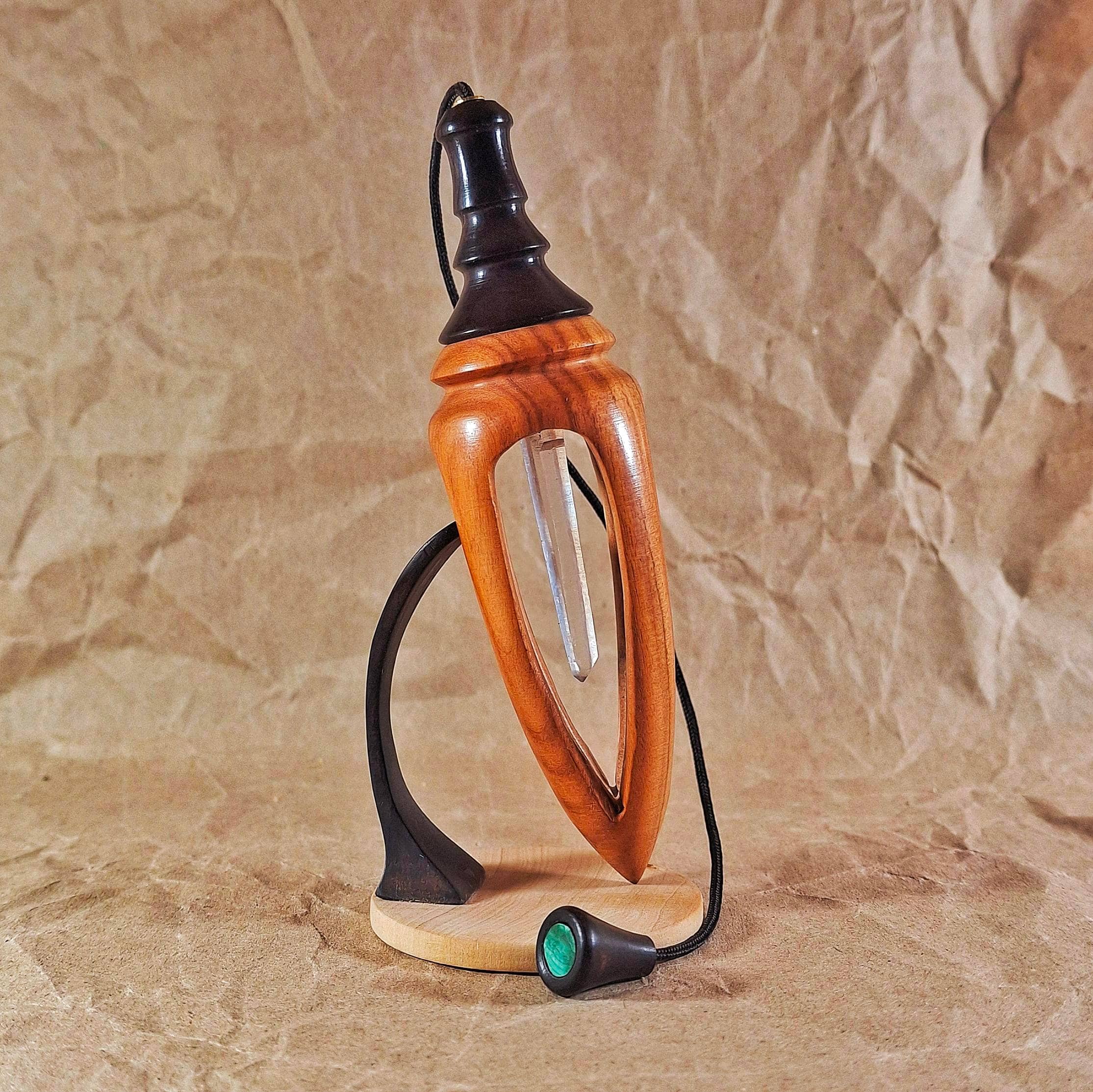 Pendule en ébène, pao ferro, quartz bi-terminé  et malachite