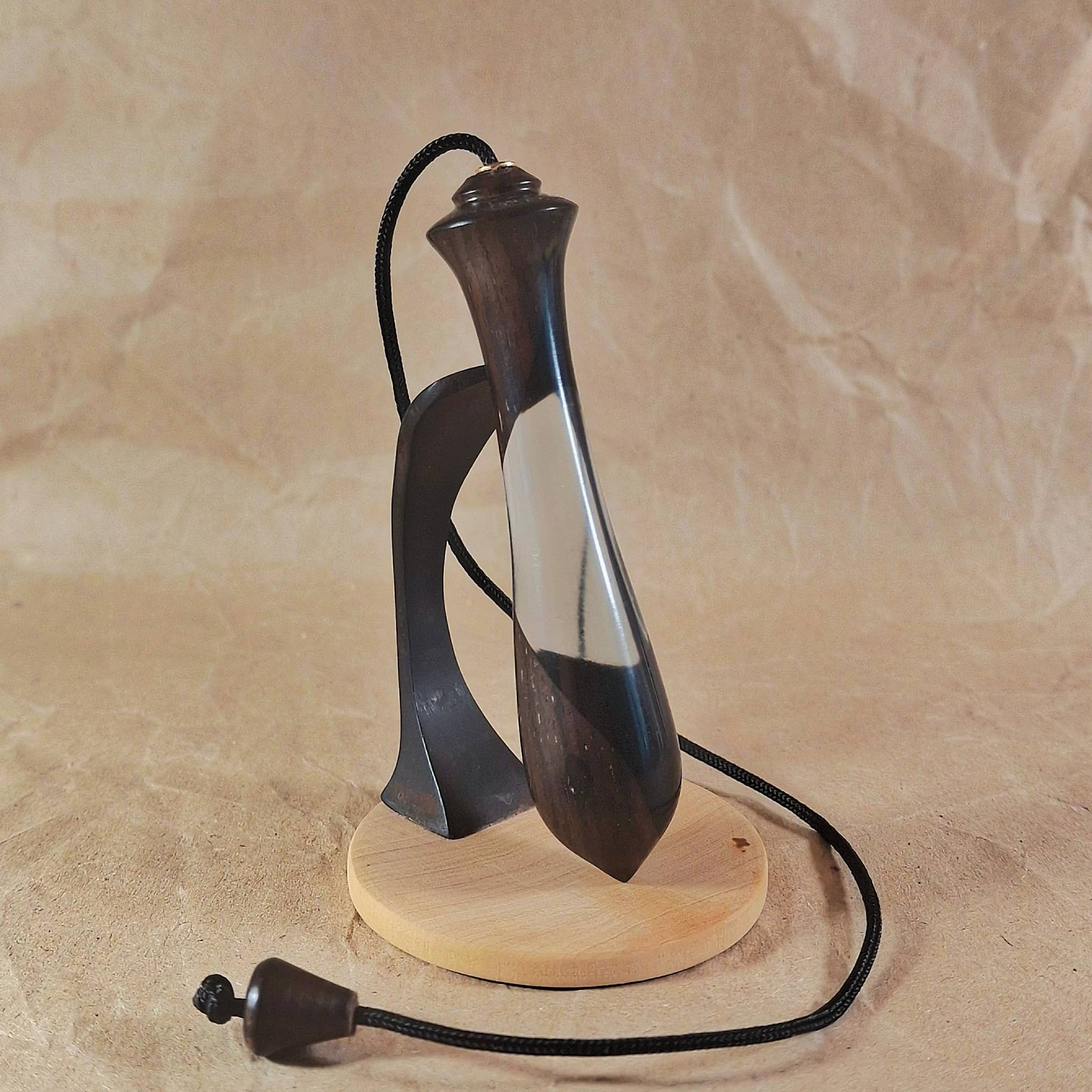 Pendule Totem en ebene et résine