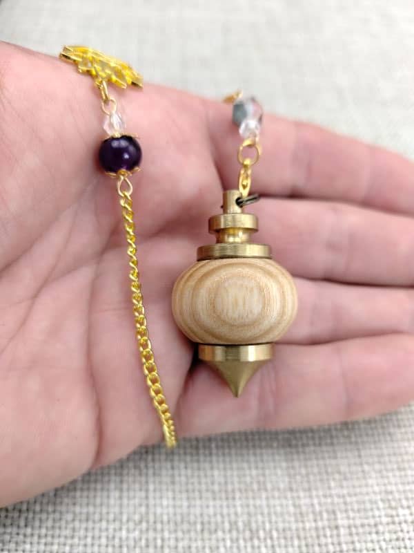 pendule en bois de châtaignier